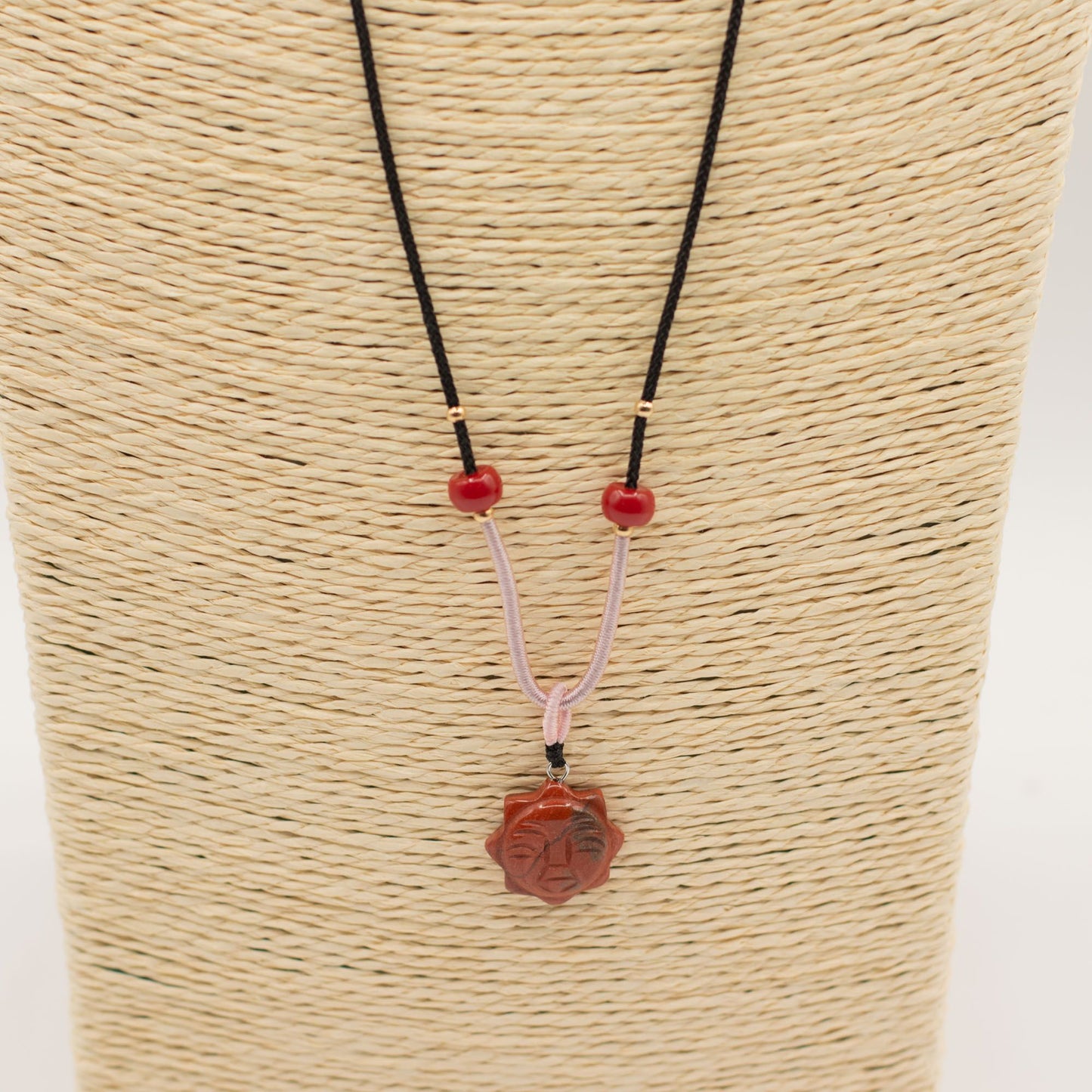 Collar de cuerda con colgante de piedra preciosa - Cara del Sol de cornalina