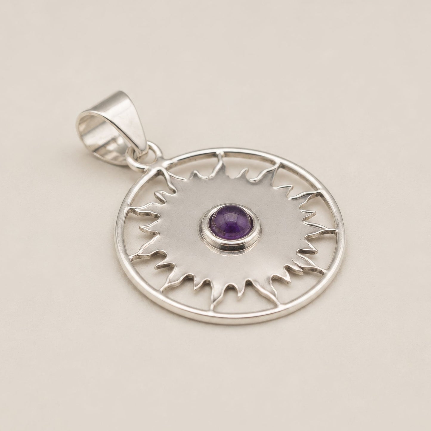 Colgante devocional de la India - plateado (cordón de 45 cm) - Amatista de adoración al sol