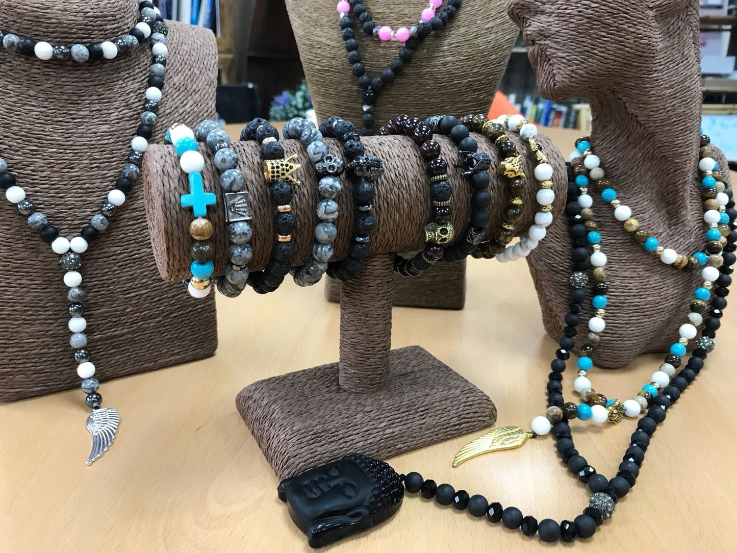 Hamsa de oro / piedra de lava - pulsera de piedras preciosas