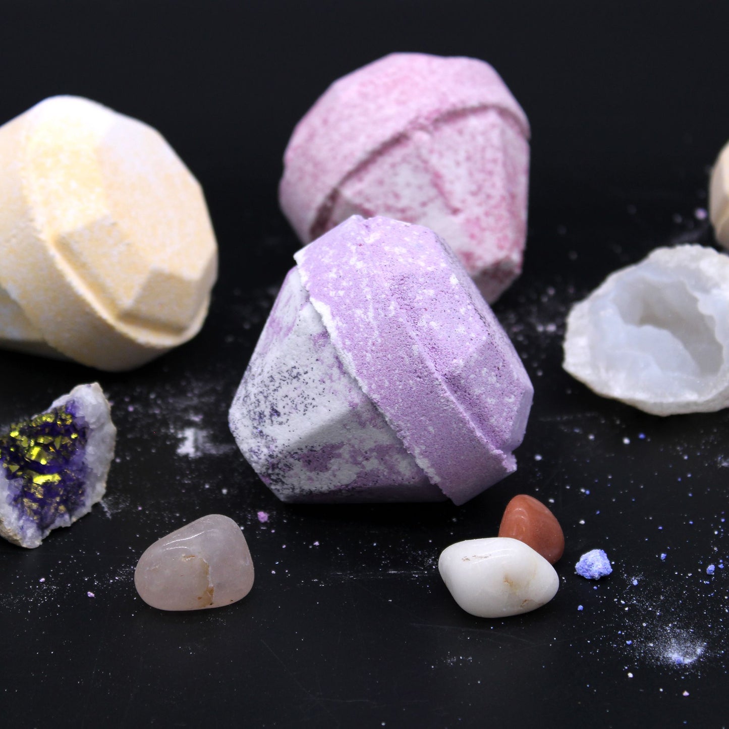 Bomba de Baño de Piedras Preciosas - Blanca y Dorada