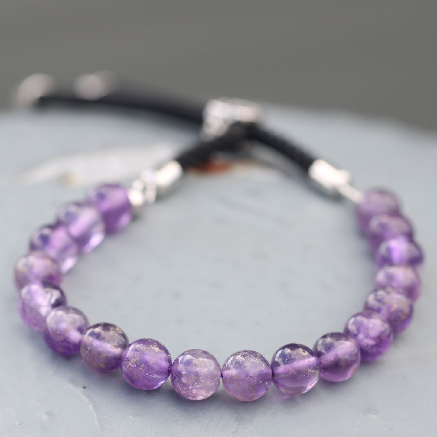 Pulsera de hilo negro de Amatistas