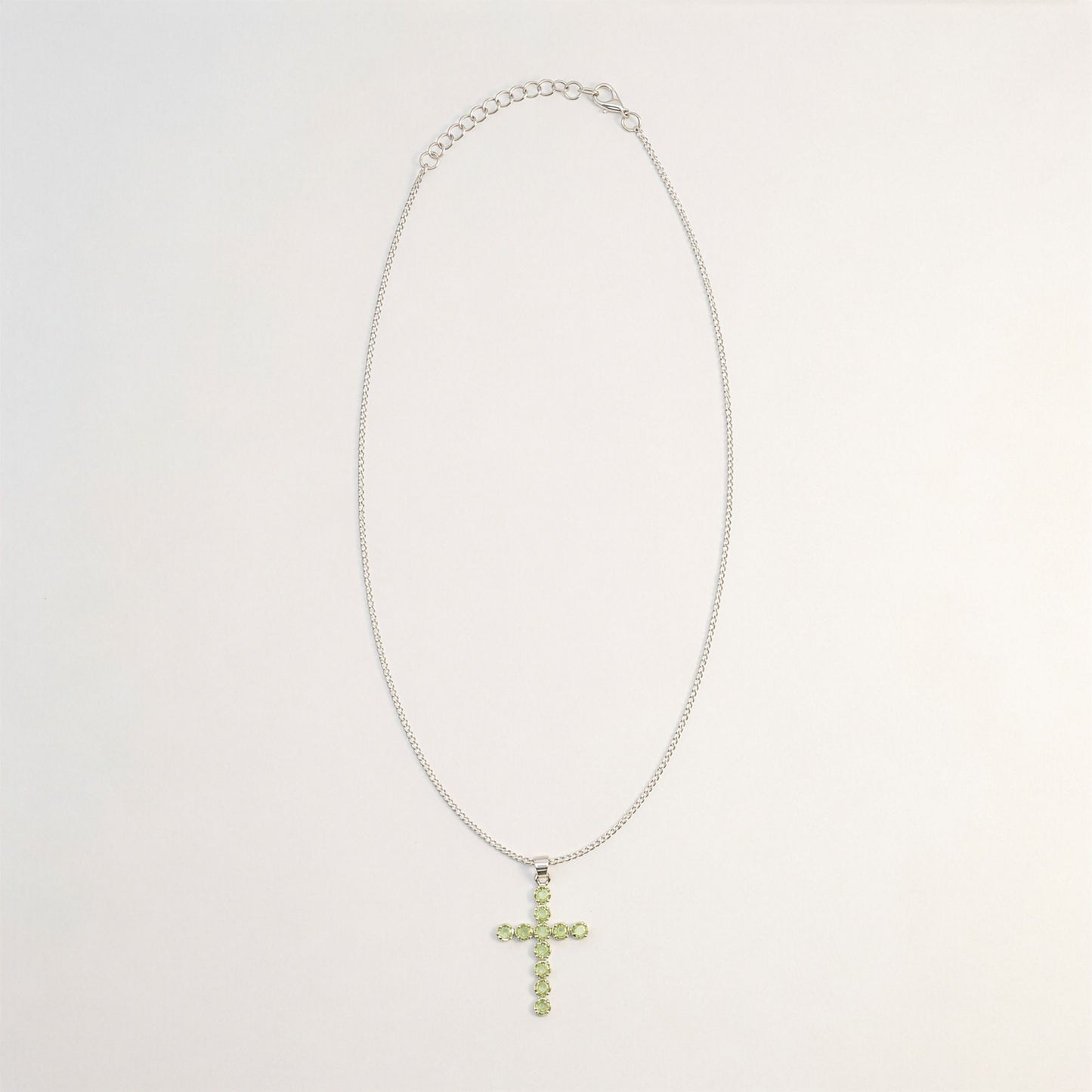 Colgante devocional indio - plateado (cadena de 45 cm) - crucifijo de peridoto