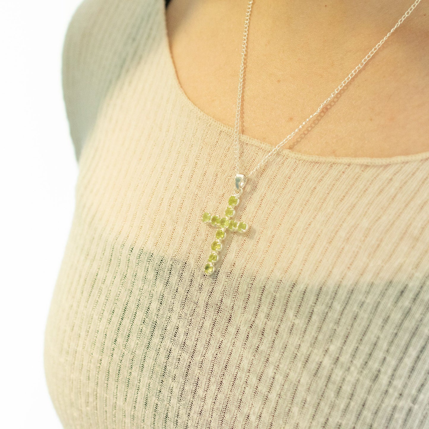 Colgante devocional indio - plateado (cadena de 45 cm) - crucifijo de peridoto