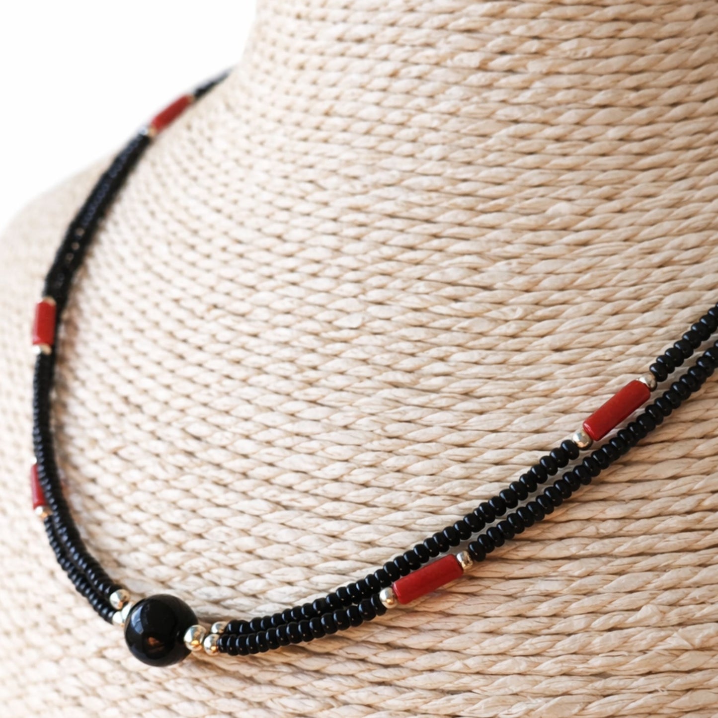 Collar nepalí extrafino de dos líneas - Colgante negro y coral