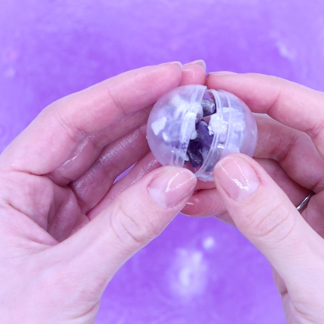 Bomba de baño con pulsera de gemas de jaspe blanco