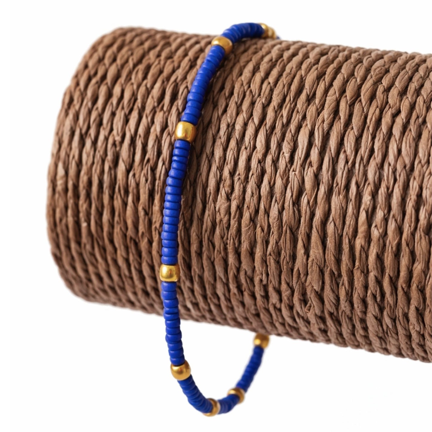 Tobillera fina con detalle de cuentas de lapislázuli de Nepal y latón - (22 cm)