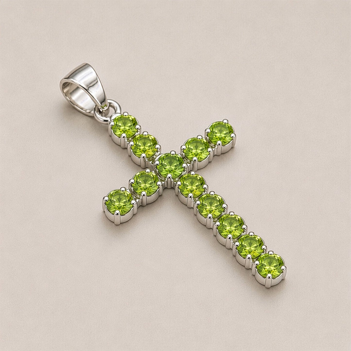 Colgante devocional indio - plateado (cadena de 45 cm) - crucifijo de peridoto
