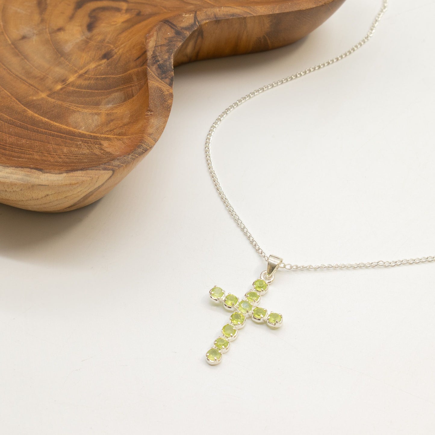 Colgante devocional indio - plateado (cadena de 45 cm) - crucifijo de peridoto