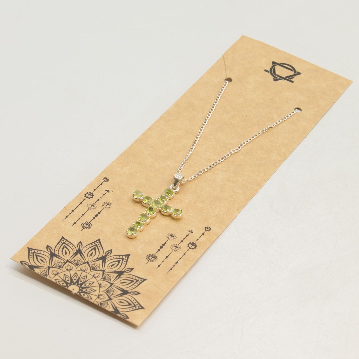 Colgante devocional indio - plateado (cadena de 45 cm) - crucifijo de peridoto