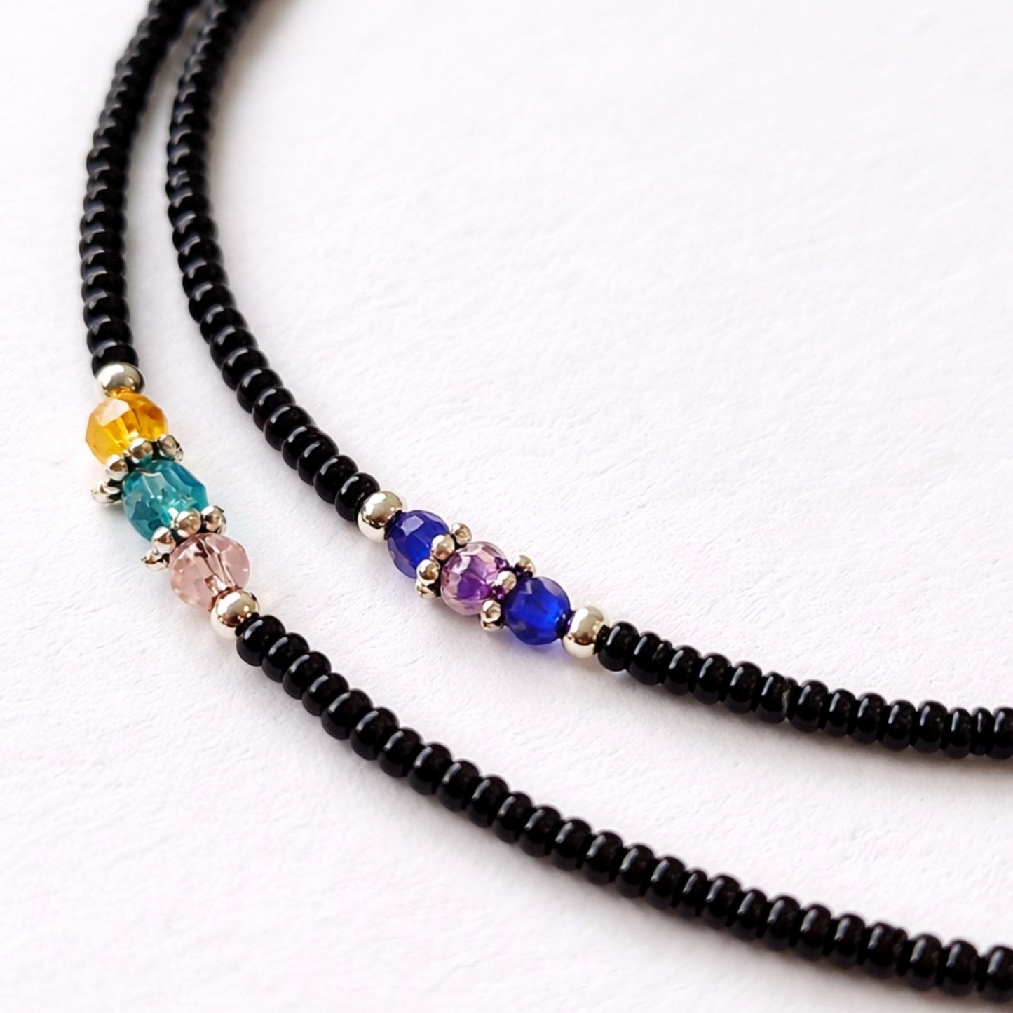 Collar fino nepalí de doble hilera con ónix negro y cuentas facetadas - (42 cm)
