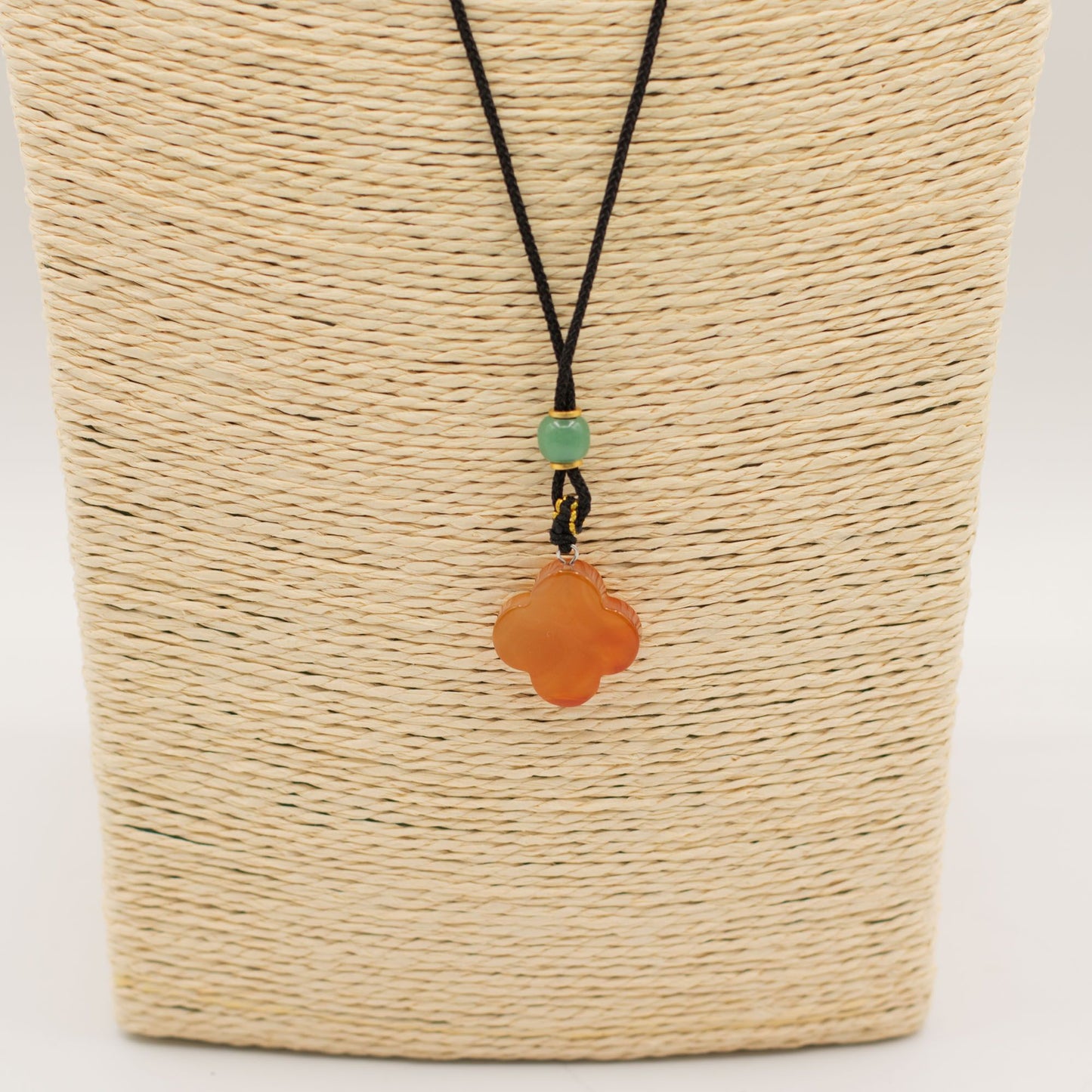 Collar de cordón Colgante de piedra preciosa - Jade rojo en forma de trébol