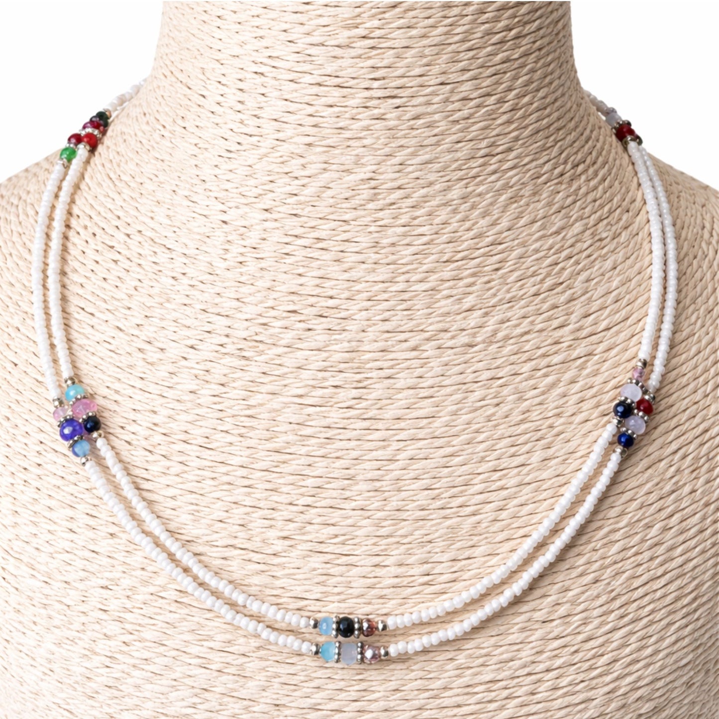 Collar fino de howlita nepalesa de doble hilera y cuentas facetadas - (42 cm)
