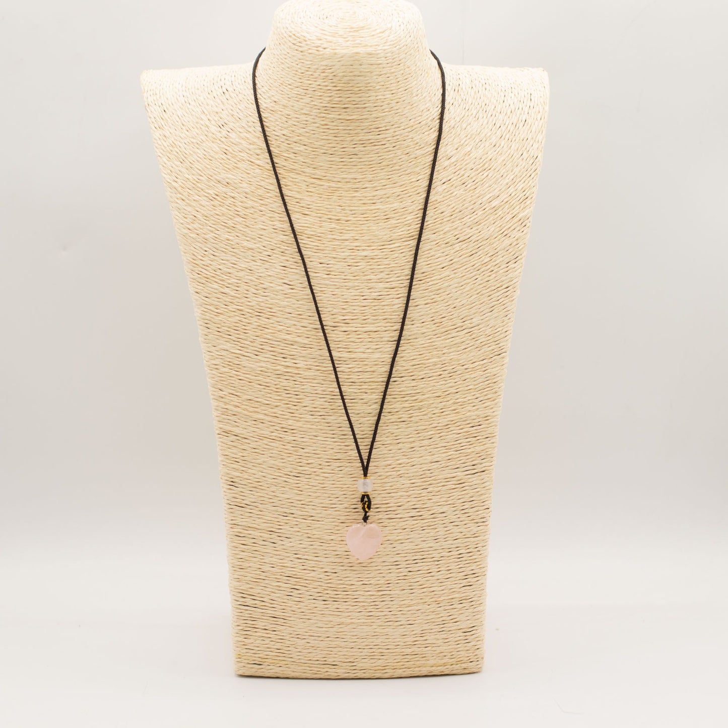 Collar de cuerda con colgante de piedra preciosa - corazón de cuarzo rosa