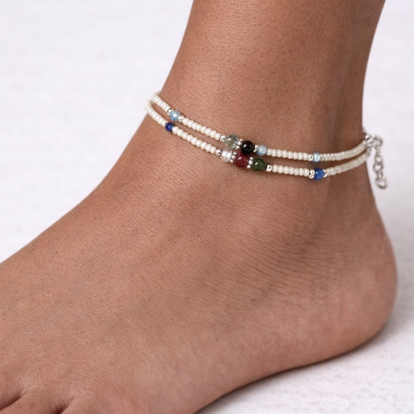 Tobillera fina de howlita nepalí de doble fila con cuentas facetadas - (22 cm)