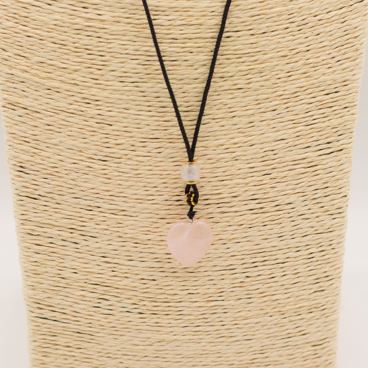 Collar de cuerda con colgante de piedra preciosa - corazón de cuarzo rosa
