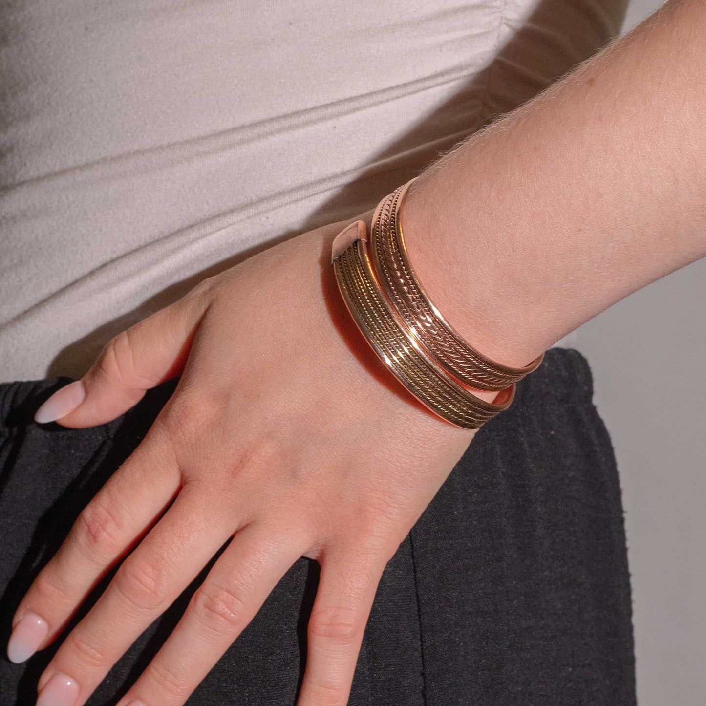 Pulseras con diseño de bandas de cobre e imanes (surtidas)