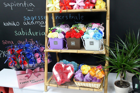 Set de 3 flores de jabón caja corazón - rosas blanca