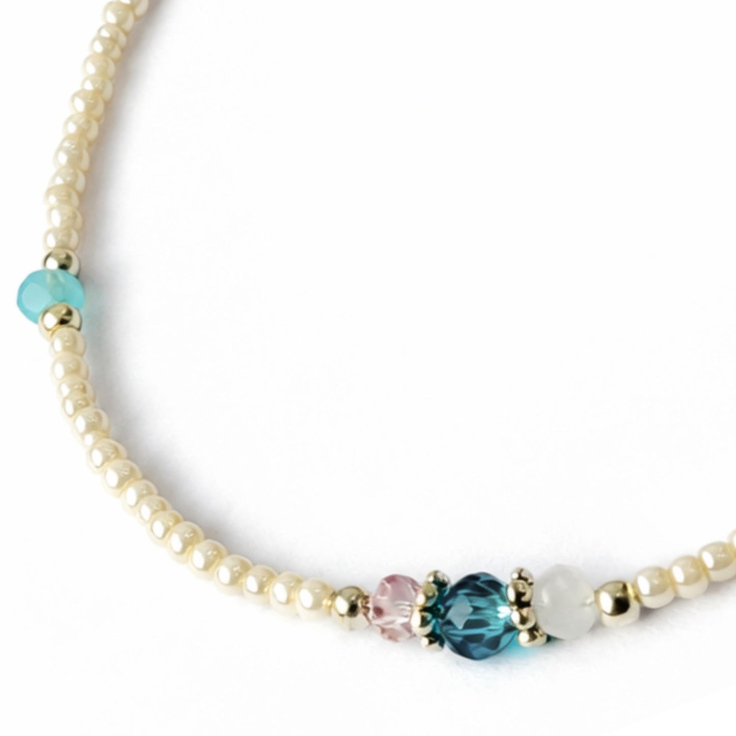 Pulsera de tobillo fina de howlita nepalí y con cuentas facetadas - (22 cm)
